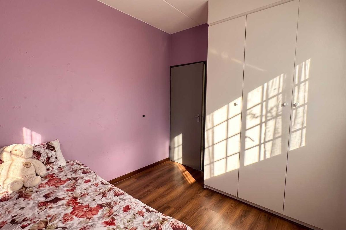 Charming Two-Bedroom Ground Floor Apartment in Secure Complex - Photo 5