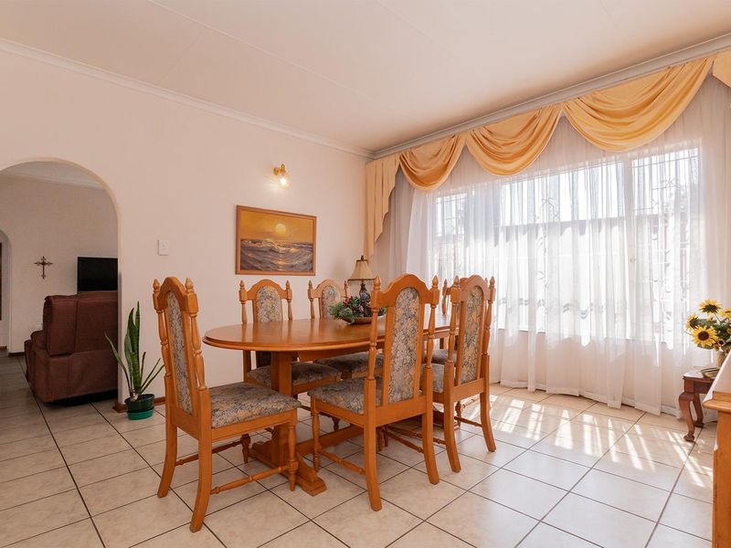 Perfect Lock-Up-and-Go 3 Bedroom Townhouse in Birchleigh North - Photo 5