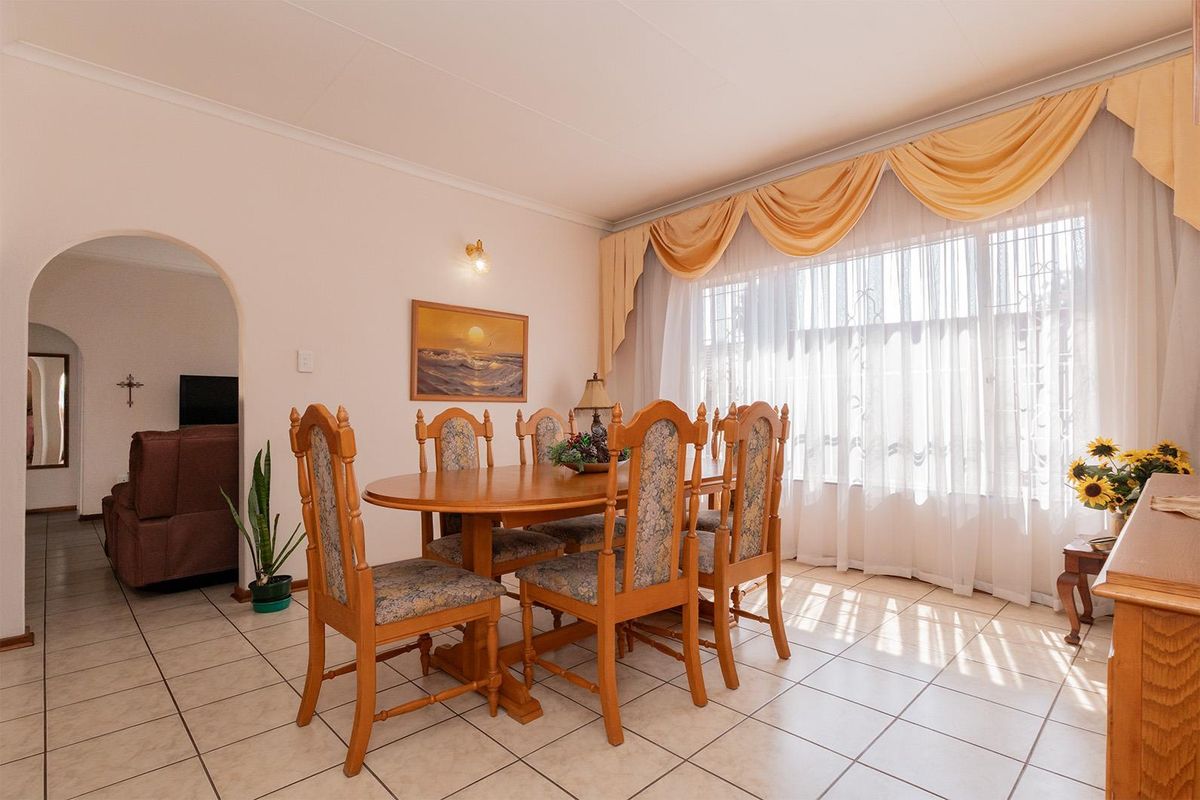 Perfect Lock-Up-and-Go 3 Bedroom Townhouse in Birchleigh North - Photo 5