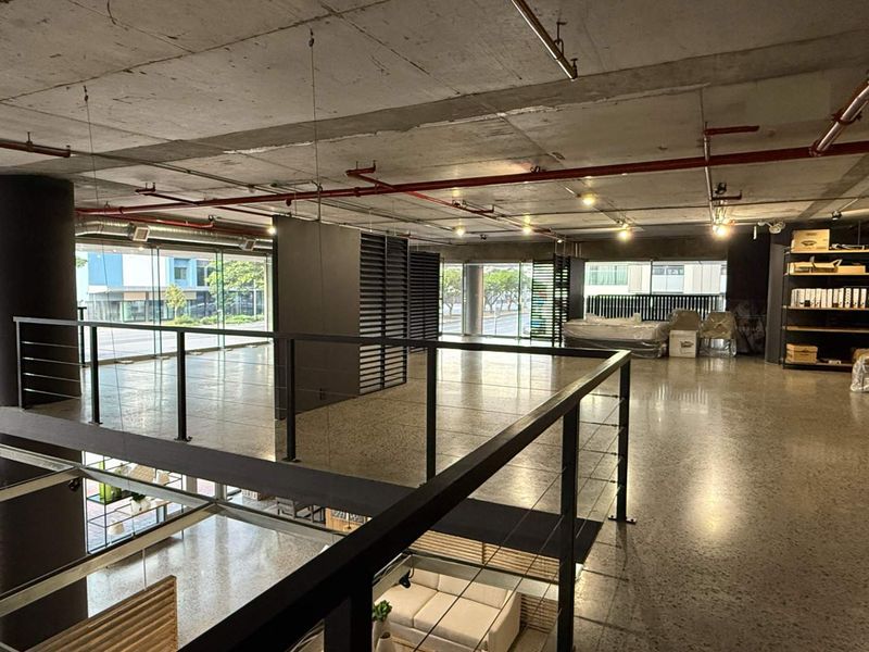 High-Exposure showroom space to let in Foreshore - Photo 8