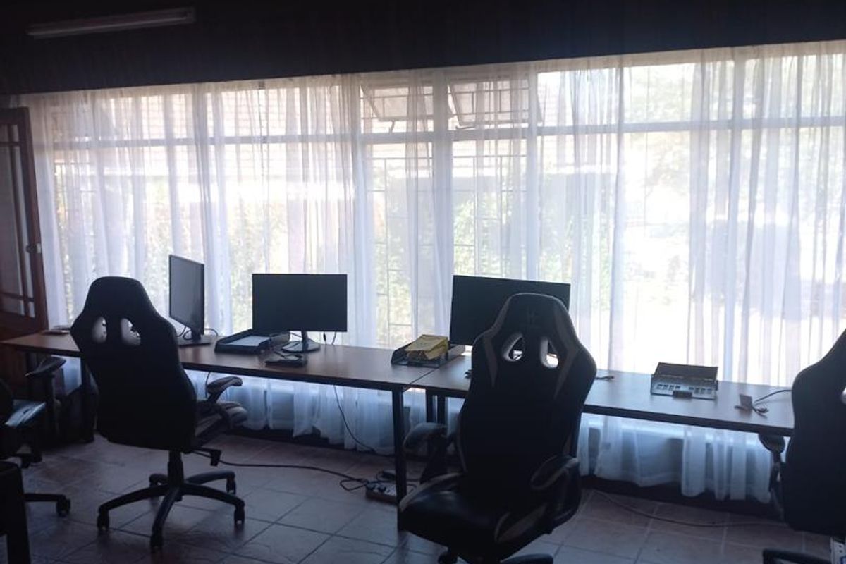 HOUSE WITH MULTIPLE OPPORTUNITIES FOR SALE!! - Photo 3