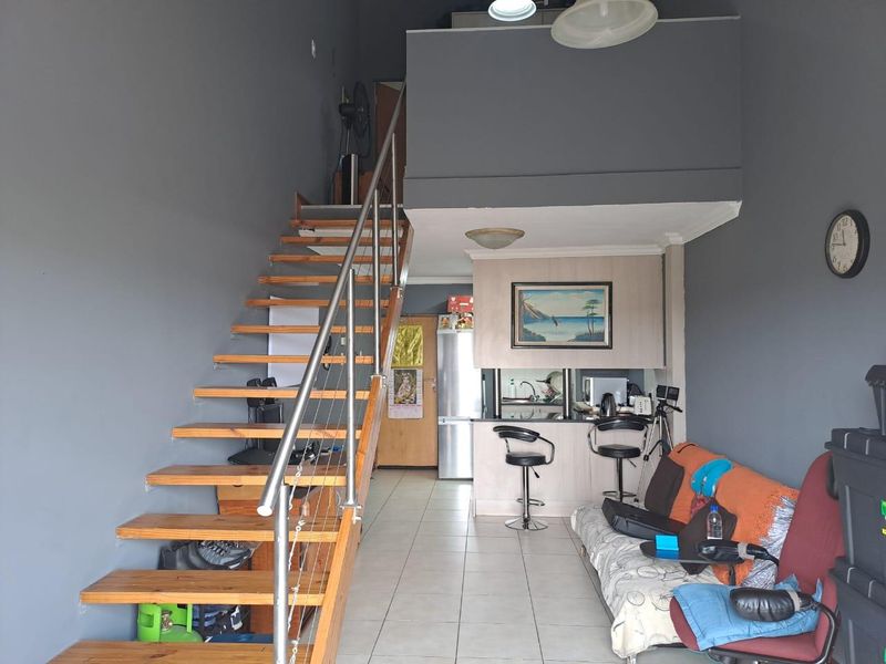 Stylish Hillcrest Loft Near Hatfield – Modern Living Meets Prime Investment Opportunity! - Photo 2