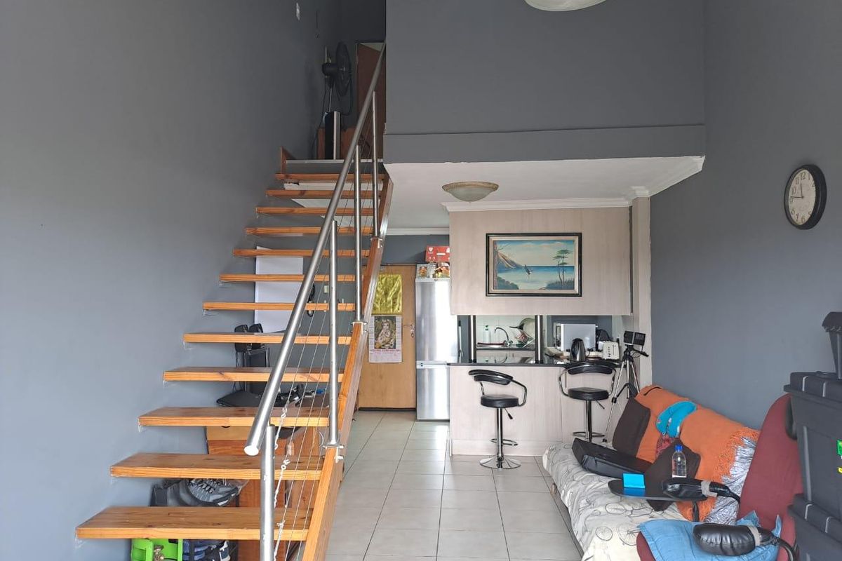 Stylish Hillcrest Loft Near Hatfield – Modern Living Meets Prime Investment Opportunity! - Photo 2