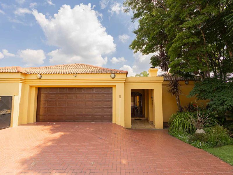 Stylish 3 Bedroom Home Offering Refined Estate Living - Photo 5