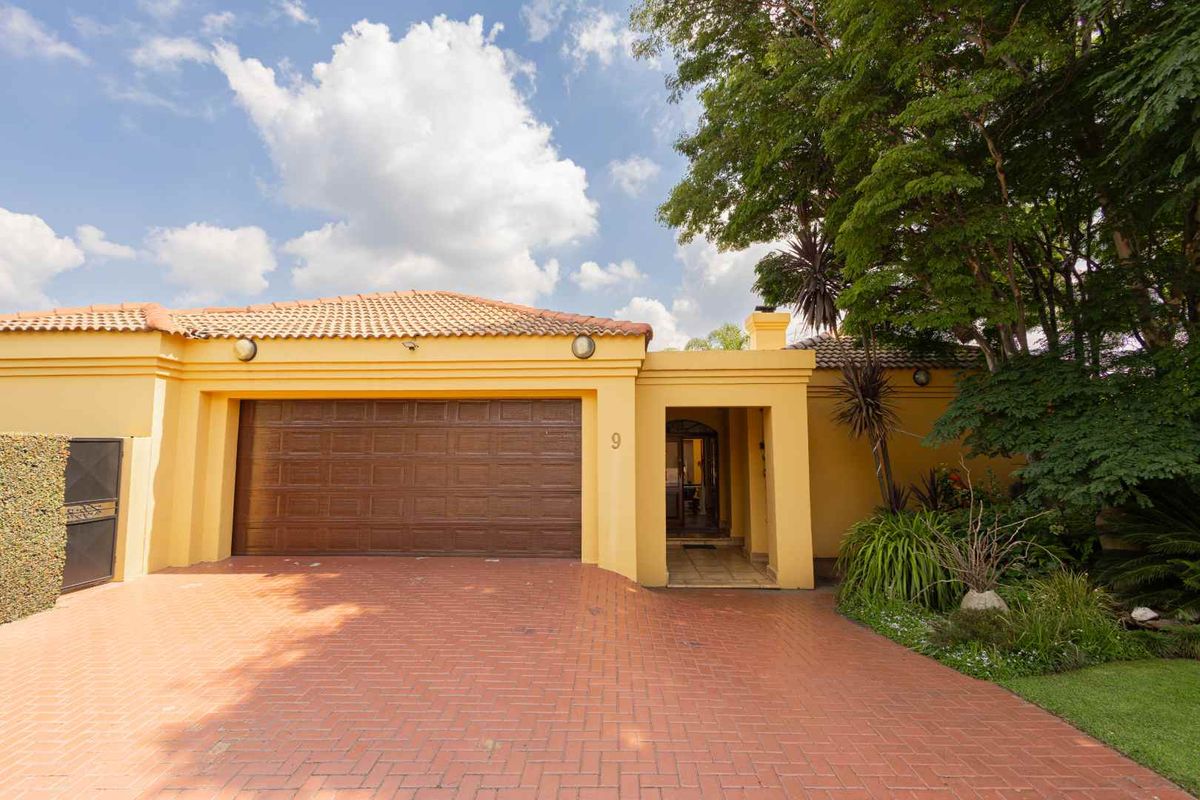 Stylish 3 Bedroom Home Offering Refined Estate Living - Photo 5