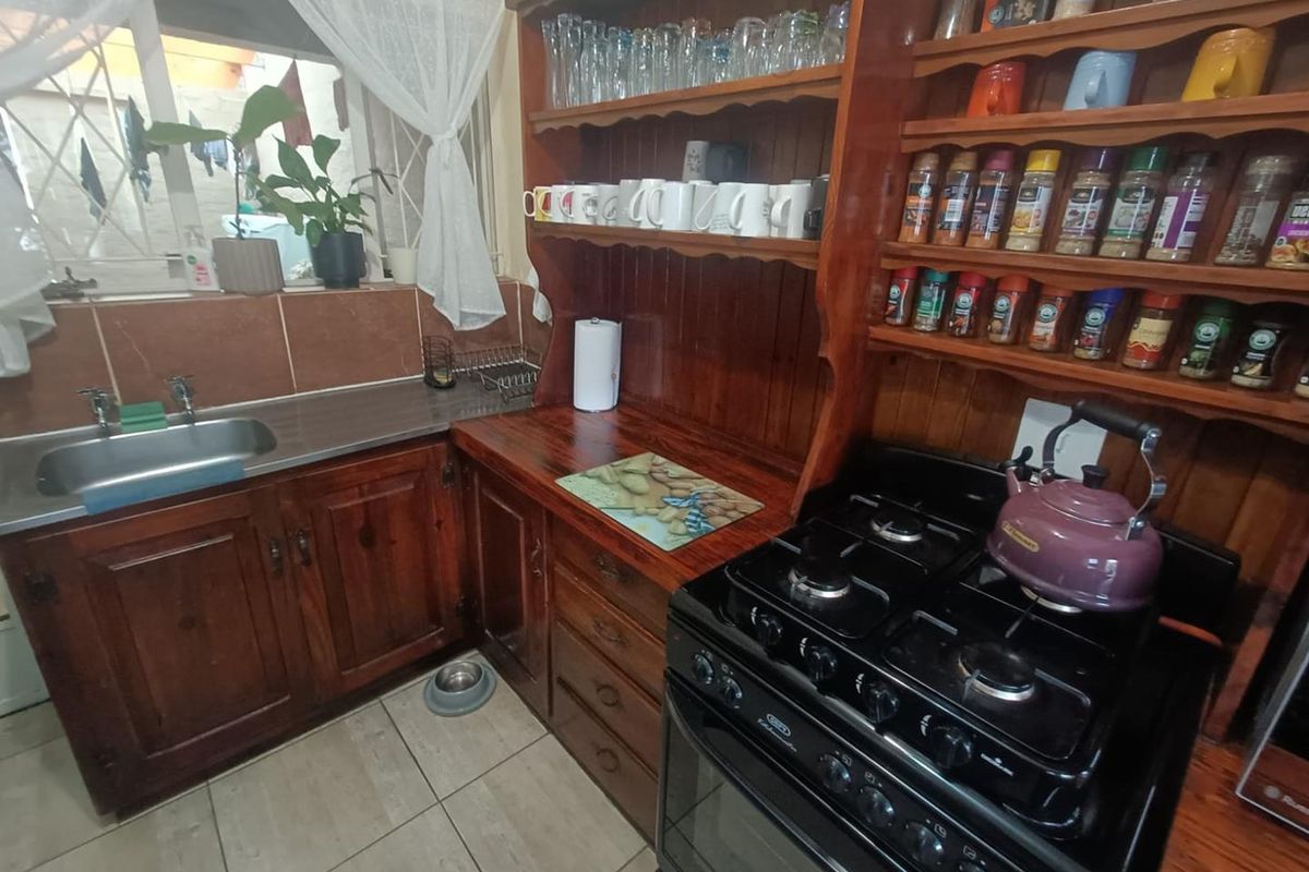 Lovely Unit for Sale in Hennopspark - Photo 2