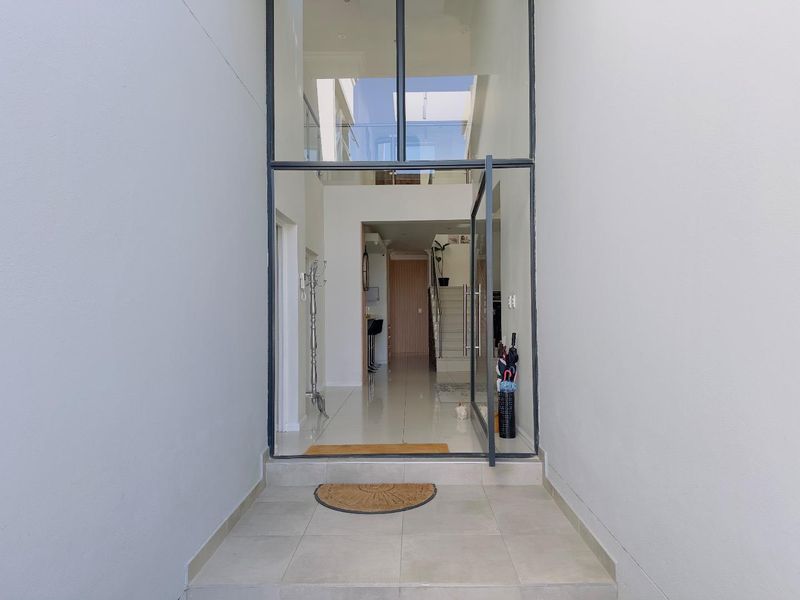 4 Luxurious Bedroom House for Sale in Blue Valley Golf Estate - Photo 4