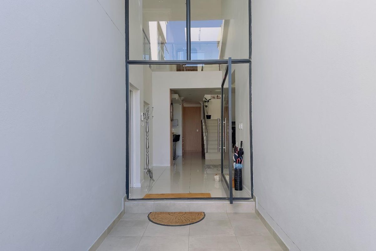 4 Luxurious Bedroom House for Sale in Blue Valley Golf Estate - Photo 4