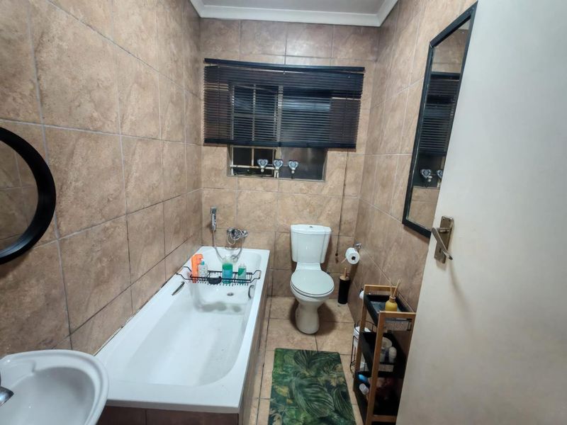 A SPACIOUS TOWNHOUSE - Photo 9