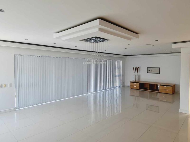 Elevated Luxury Living in Baronetcy Estate — A Spectacular 5-Bedroom Residence with Uninterrupted Table Mountain Views - Photo 5