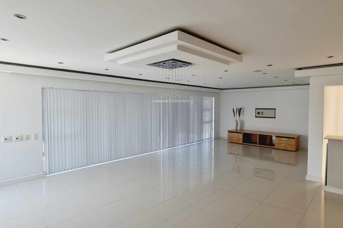 Elevated Luxury Living in Baronetcy Estate — A Spectacular 5-Bedroom Residence with Uninterrupted Table Mountain Views - Photo 5