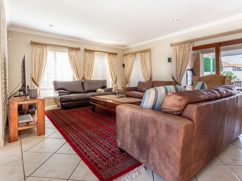 Beautiful 3 Bedroom home in prime location - Photo 2