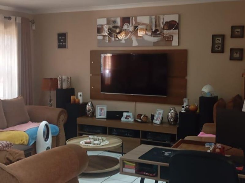 Charming three bedroom Townhouse - Photo 7