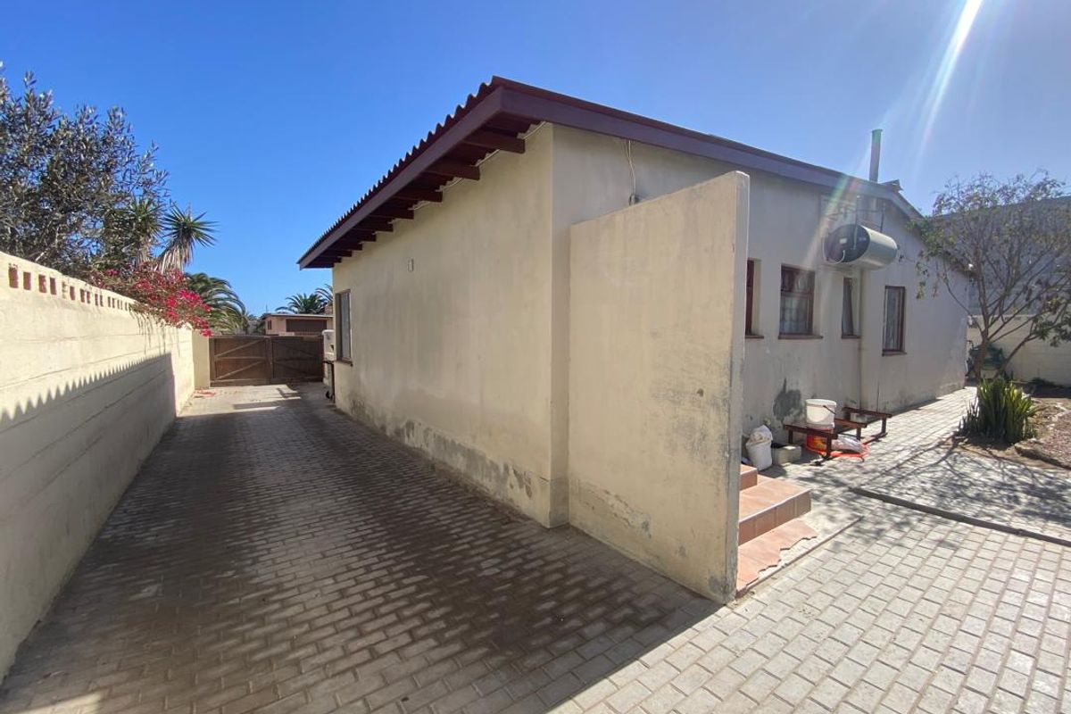 FOR SALE- 3 BEDROOM AND 2 FLATLET HOUSE IN VINETA, SWAKOPMUND, NAMIBIA - Photo 2