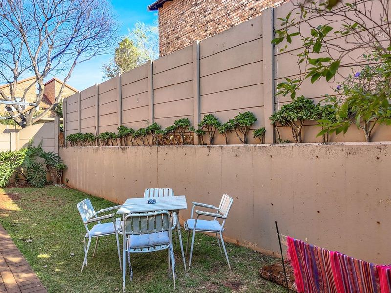 Charming Pet-Friendly Duplex with Enclosed Garden - Photo 7
