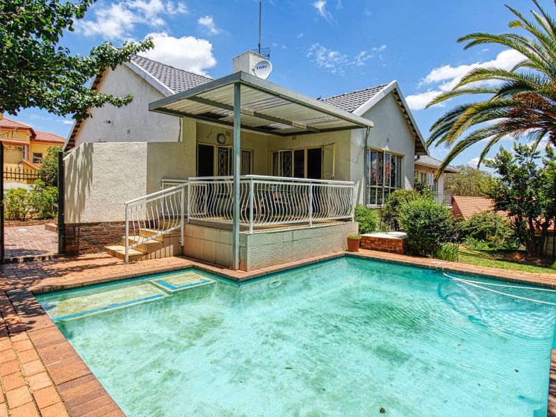 SPACIOUS FAMILY HOME WITH POOL, VIEWS AND POTENTIAL FLATLET - Photo 3