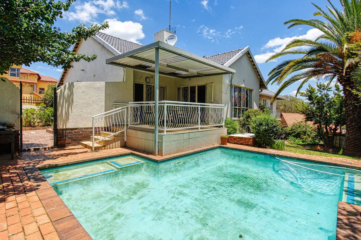 SPACIOUS FAMILY HOME WITH POOL, VIEWS AND POTENTIAL FLATLET - Photo 3