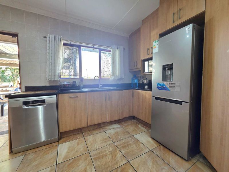 Spacious 4-Bedroom Family Home for Sale in Northdene/ Queensburgh - Photo 10