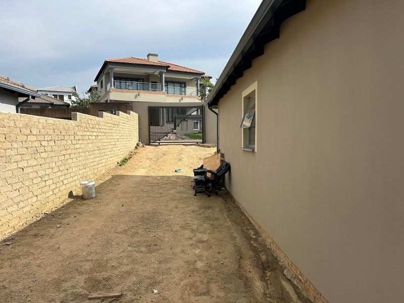 Riverside View R 980 000 3 Beds , 1 Bath - Photo 5