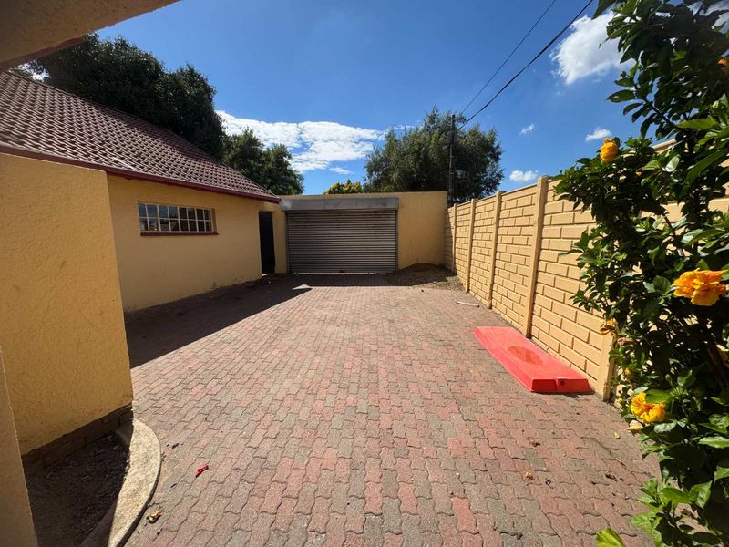 Large Family Home with 2 bedroom flat - Photo 3