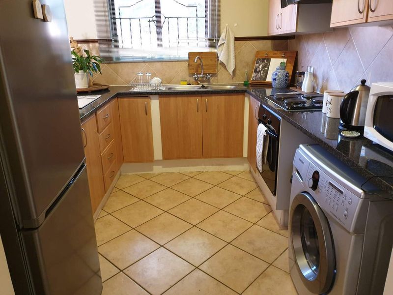 Neat and safe upmarked  2 bedroom townhouse in a double security Estate in in Boardwalk Meander B for Sale - Photo 7