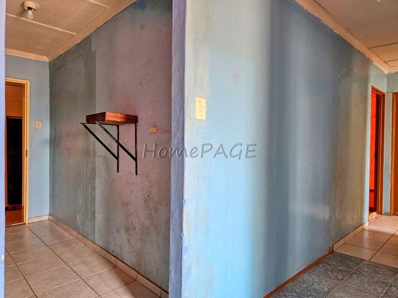 Outjo:  Basic Family Home with flat and double Garage for Sale - Photo 5