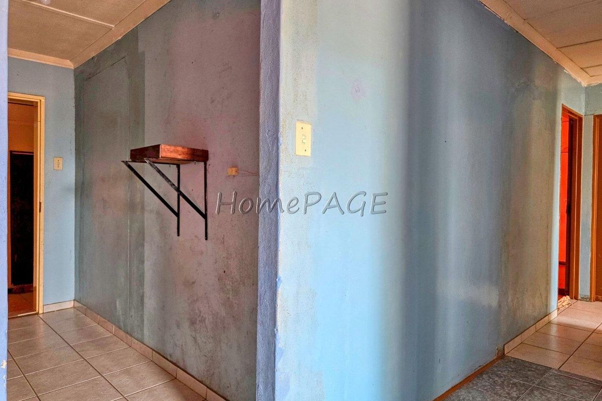 Outjo:  Basic Family Home with flat and double Garage for Sale - Photo 5