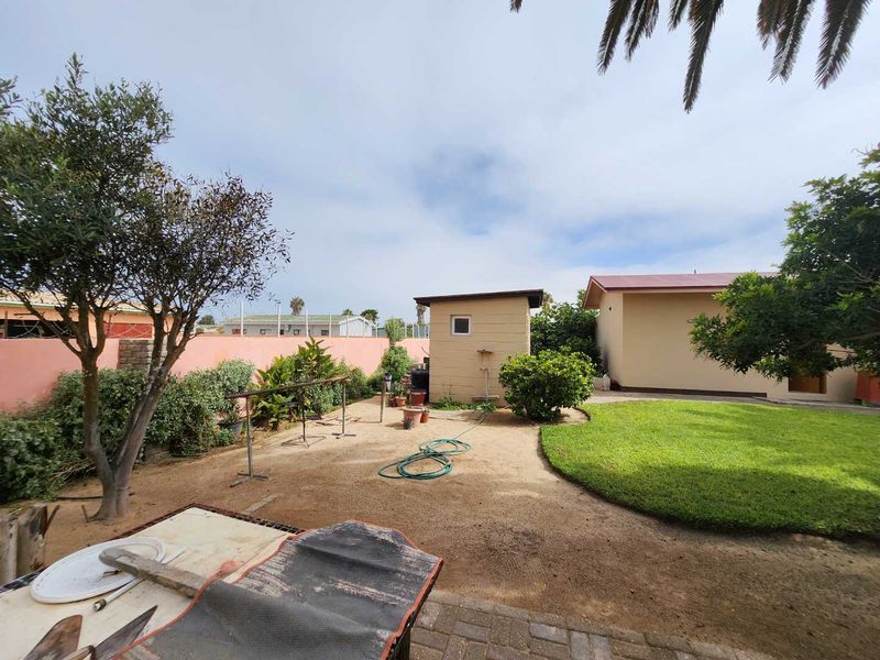 Corner property with 2 flats. - Photo 7