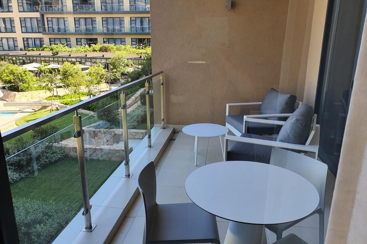 Fully Furnished 2-Bedroom En Suite Home with Beautiful Golf Course Views - Photo 2