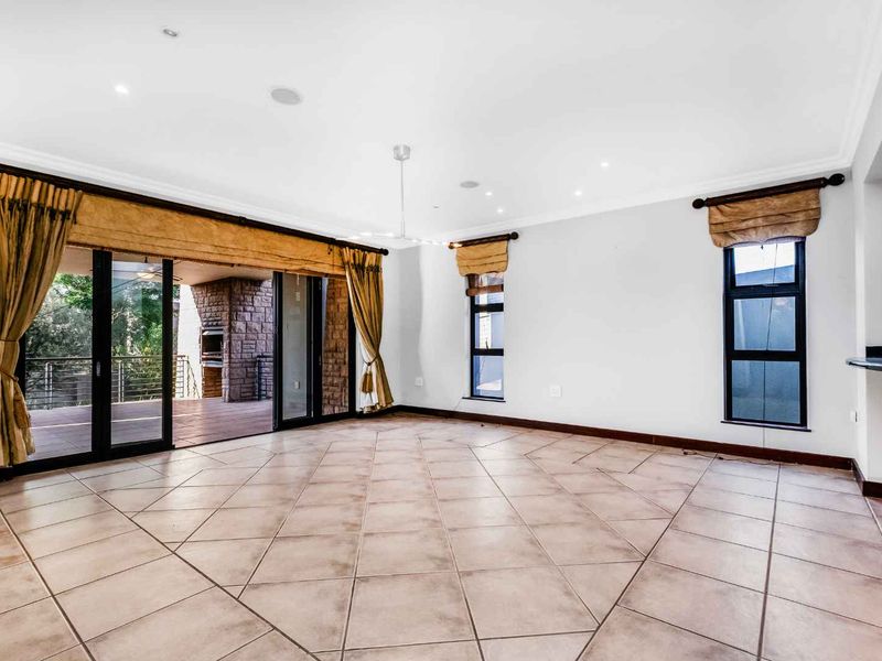 THE PERFECT PRIVATE ENTERTAINER HOME, DESIGNED FOR COMFORTABLE FAMILY LIVING - Photo 7