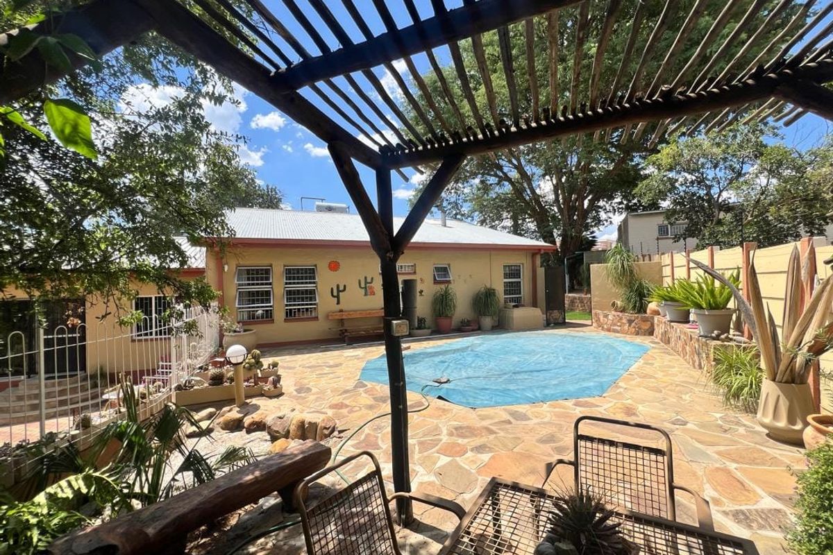 3 Bedroom House For Sale in Pionierspark Ext 1 - Photo 2