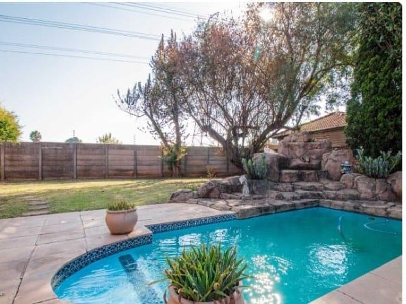 HAVE YOUR IN-LAWS IN THE SAME YARD, DIFFERENT WINGS - Photo 2