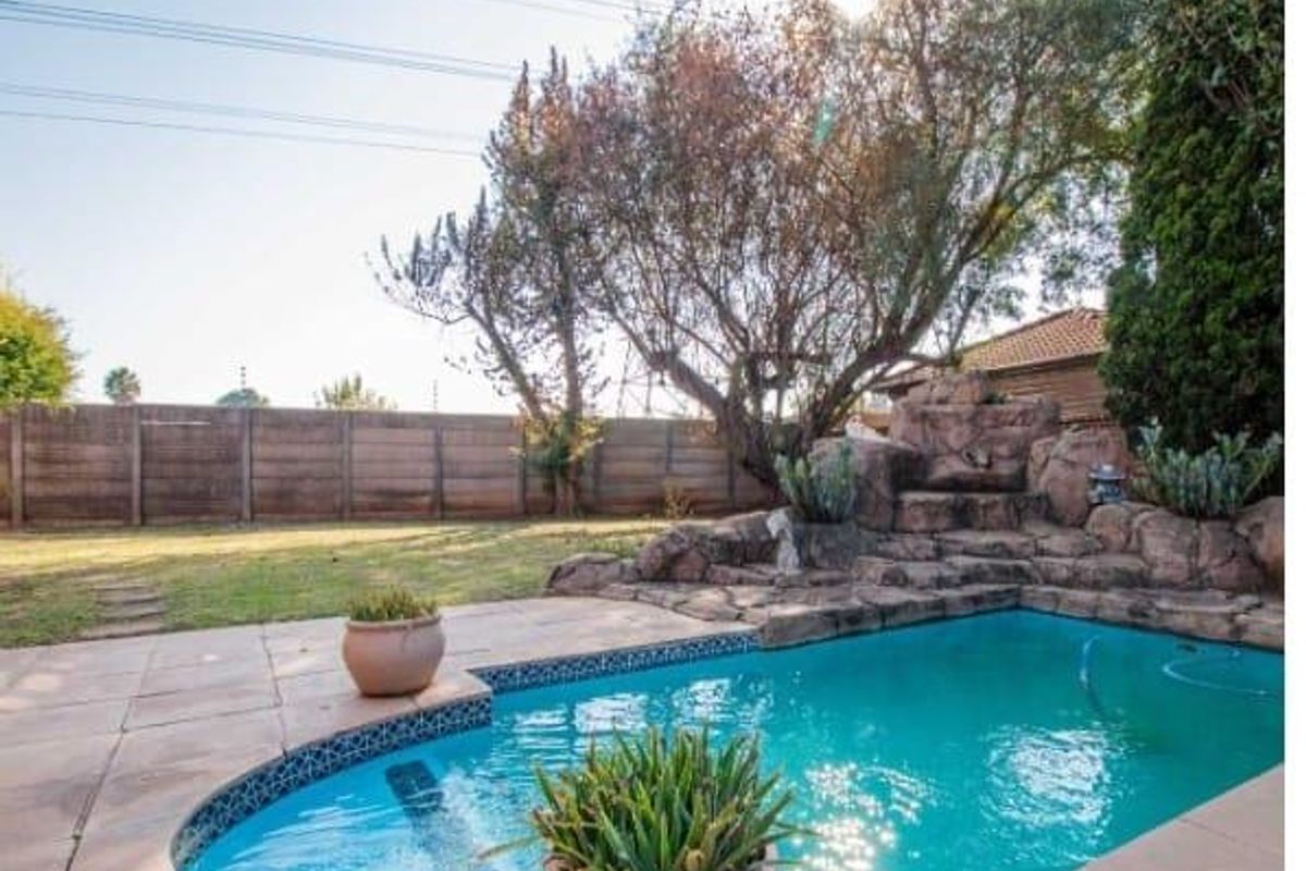 HAVE YOUR IN-LAWS IN THE SAME YARD, DIFFERENT WINGS - Photo 2