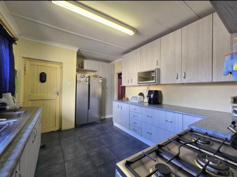 Three Bedroom Home with Flatlet For Sale in General Alberts Park - Photo 8