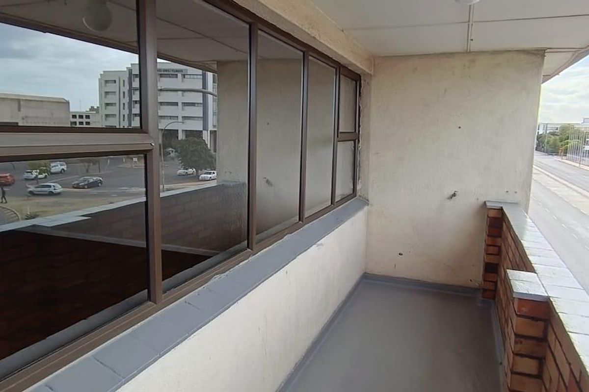 **Charming Newly Renovated Bachelors Apartment for Rent** - Photo 4