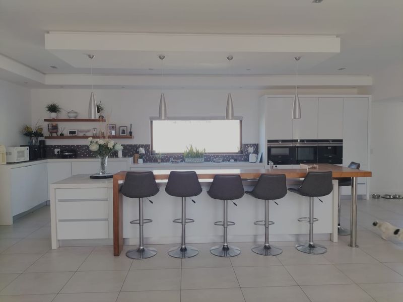 Exquisite 5-Bedroom Executive House in Meersig, Walvis Bay - Photo 10