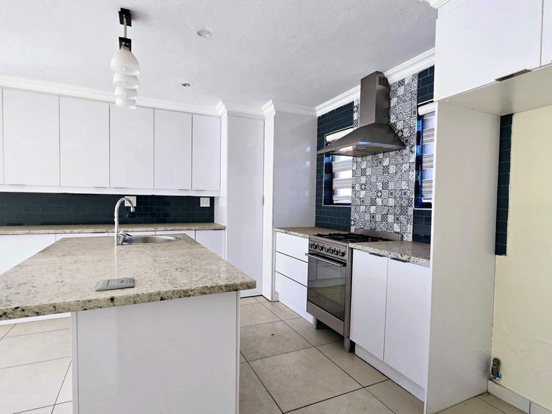 Stylish Freestanding Family Home in Secure Estate in Olympus - Photo 8