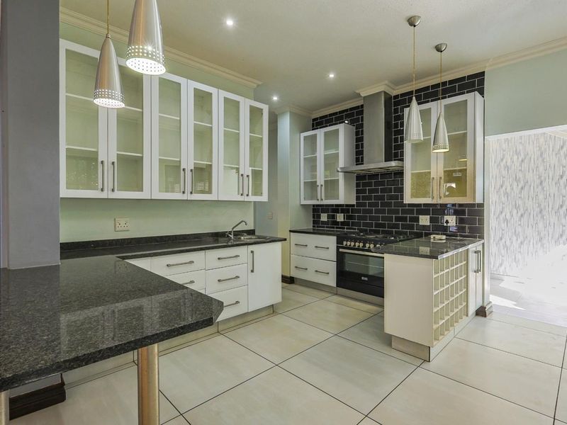 SPACE, STYLE & SECURITY – 4 EN-SUITE BEDROOM GEM IN A SECURITY ESTATE IN BRONBERG - Photo 10