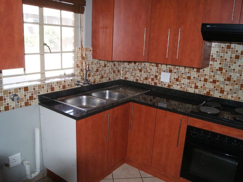 **Charming 2-Bedroom Apartment with Modern Amenities** - Photo 7