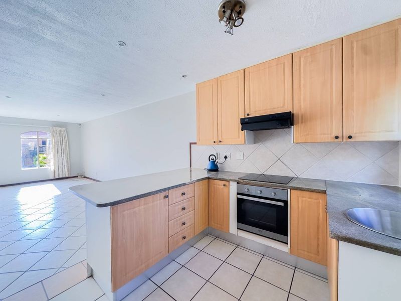 3 Bedroom Duplex with Private Garden - Photo 2