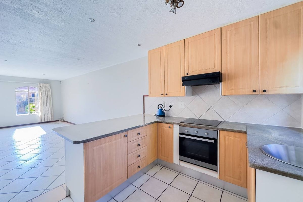 3 Bedroom Duplex with Private Garden - Photo 2