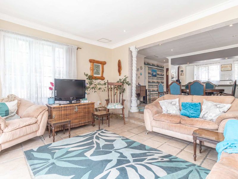 Charming Spacious Solid Family Home in Randpark Ridge - Photo 7