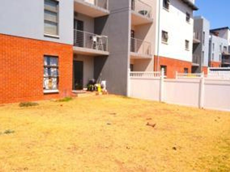 Spacious 2 Bedroom unit with huge private garden - Photo 8