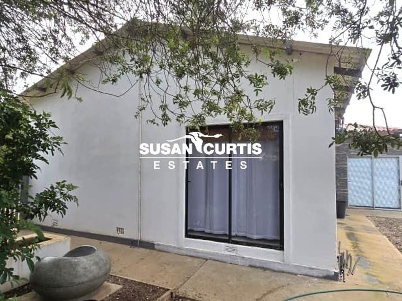 Family-Friendly House Featuring BBQ Room & Secure Enclosed Yard - Photo 2