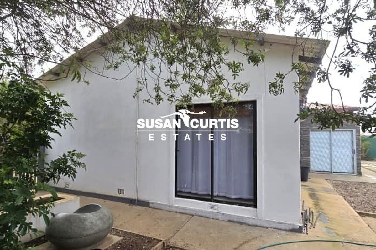 Family-Friendly House Featuring BBQ Room & Secure Enclosed Yard - Photo 2