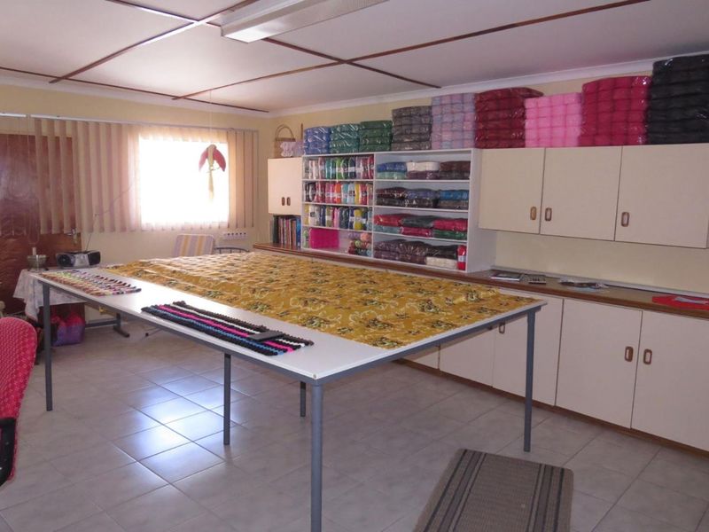 This impressive 3 bedroom family home of 391m2 is for sale in central Okahandja!! - Photo 8