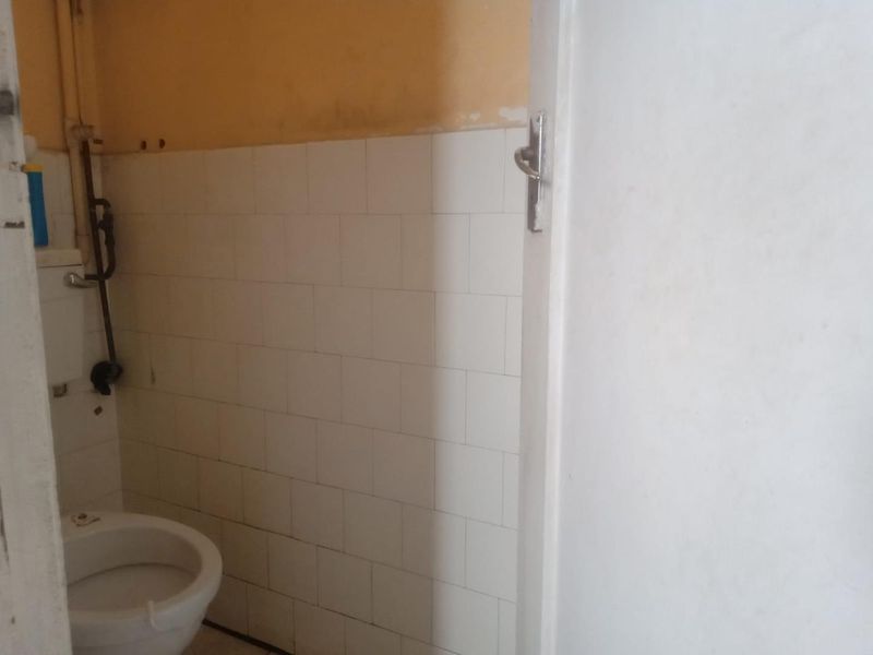 spacious 2 bedroom unit - Photo 7
