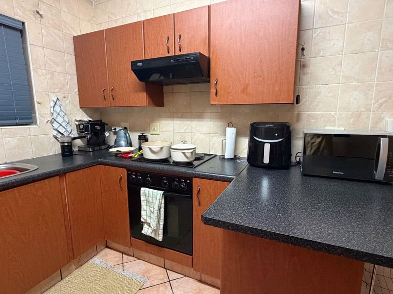 Modern 3-Bedroom Ground Floor Apartment in Secure Complex - Photo 3