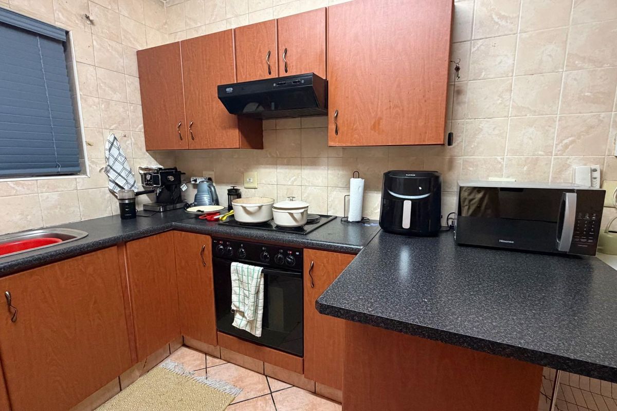 Modern 3-Bedroom Ground Floor Apartment in Secure Complex - Photo 3