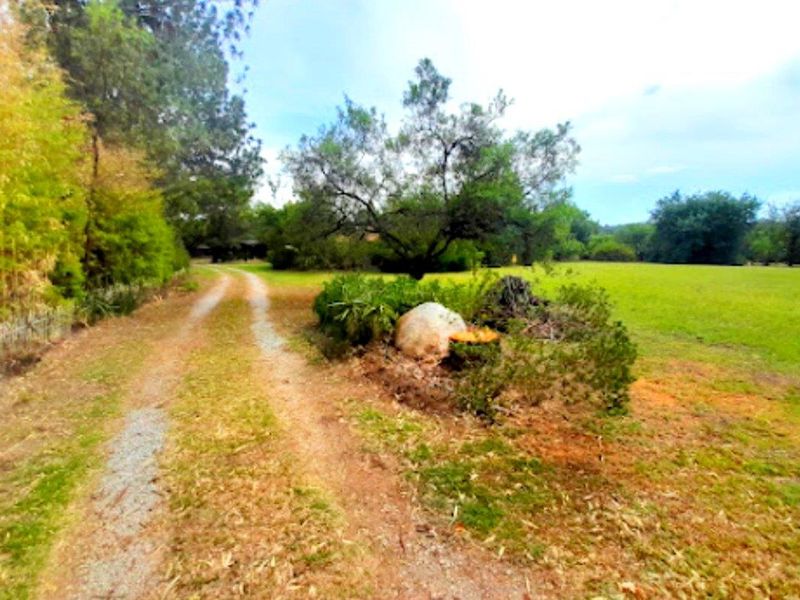 "An ideal residence is characterized by a generous expanse of land" - Photo 10